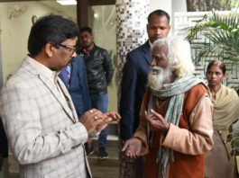 हेमंत ने कहा- झारखंड की 3.25 करोड़ जनता मेरे परिवार की सदस्य अपने आवास पर लोगों की समस्याएं सुनते मुख्यमंत्री हेमंत सोरेन
