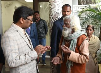हेमंत ने कहा- झारखंड की 3.25 करोड़ जनता मेरे परिवार की सदस्य अपने आवास पर लोगों की समस्याएं सुनते मुख्यमंत्री हेमंत सोरेन