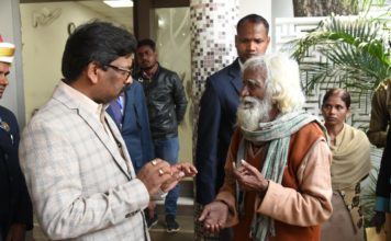 हेमंत ने कहा- झारखंड की 3.25 करोड़ जनता मेरे परिवार की सदस्य अपने आवास पर लोगों की समस्याएं सुनते मुख्यमंत्री हेमंत सोरेन