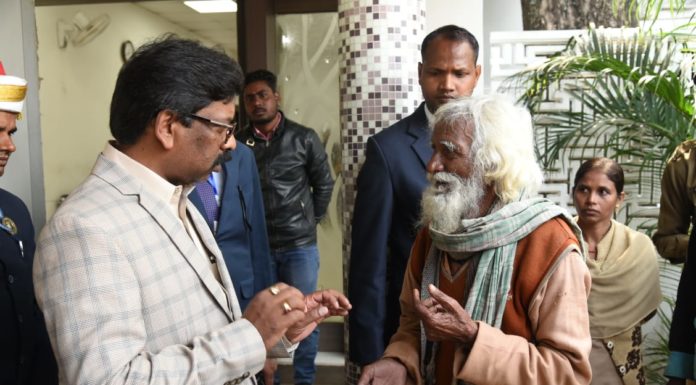 हेमंत ने कहा- झारखंड की 3.25 करोड़ जनता मेरे परिवार की सदस्य अपने आवास पर लोगों की समस्याएं सुनते मुख्यमंत्री हेमंत सोरेन