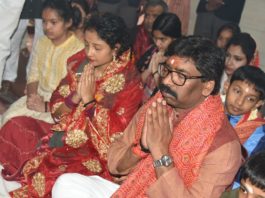 हेमंत सोरेन ने सपरिवार काशी विश्वनाथ और विंध्यवासिनी की पूजा की हेमंत सोरेन ने विंध्याचल में मां विंध्यवासिनी की पूजा की