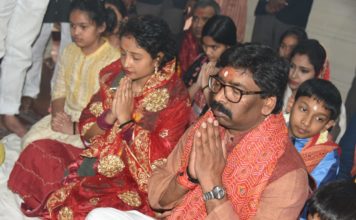 हेमंत सोरेन ने सपरिवार काशी विश्वनाथ और विंध्यवासिनी की पूजा की हेमंत सोरेन ने विंध्याचल में मां विंध्यवासिनी की पूजा की