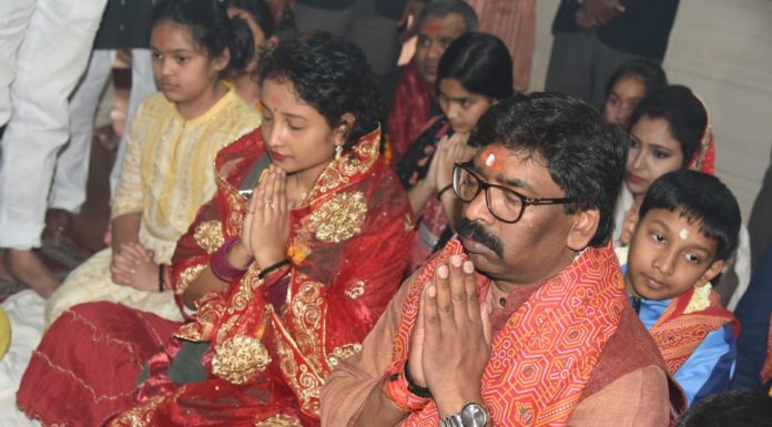 हेमंत सोरेन ने सपरिवार काशी विश्वनाथ और विंध्यवासिनी की पूजा की हेमंत सोरेन ने विंध्याचल में मां विंध्यवासिनी की पूजा की