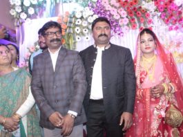 सीएम हेमंत सोरेन ने सांसद विजय हांसदा के रिसेप्शन में शिरकत की राजमहल के सांसद विजय हांसदा के रिसेप्शन में शामिल हुए सीएम हेमंत सोरेन