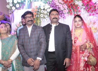 सीएम हेमंत सोरेन ने सांसद विजय हांसदा के रिसेप्शन में शिरकत की राजमहल के सांसद विजय हांसदा के रिसेप्शन में शामिल हुए सीएम हेमंत सोरेन