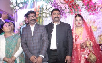 सीएम हेमंत सोरेन ने सांसद विजय हांसदा के रिसेप्शन में शिरकत की राजमहल के सांसद विजय हांसदा के रिसेप्शन में शामिल हुए सीएम हेमंत सोरेन