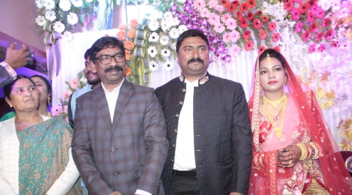 सीएम हेमंत सोरेन ने सांसद विजय हांसदा के रिसेप्शन में शिरकत की राजमहल के सांसद विजय हांसदा के रिसेप्शन में शामिल हुए सीएम हेमंत सोरेन