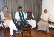 राजद ने साथी दलों को चेताया- उछल-कूद का कोई फायदा नहीं महागठबंधन में तरजीह देने से राजद के इनकार के बाद शरद यादव, उपेंद्र कुशवाहा और मुकेश सहनी दिल्ली में प्रशांत किशोर से मिले