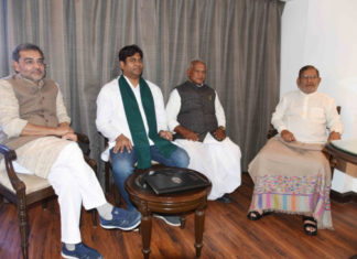 राजद ने साथी दलों को चेताया- उछल-कूद का कोई फायदा नहीं महागठबंधन में तरजीह देने से राजद के इनकार के बाद शरद यादव, उपेंद्र कुशवाहा और मुकेश सहनी दिल्ली में प्रशांत किशोर से मिले