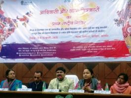 नेतरहाट में 10 से 15 फरवरी तक जनजातीय व लोक चित्रकला शिविर नेतरहाट में होने वाले कार्यक्रम के बारे में जानकारी देते रणेंद्र और अन्य