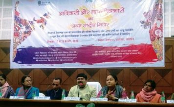 नेतरहाट में 10 से 15 फरवरी तक जनजातीय व लोक चित्रकला शिविर नेतरहाट में होने वाले कार्यक्रम के बारे में जानकारी देते रणेंद्र और अन्य