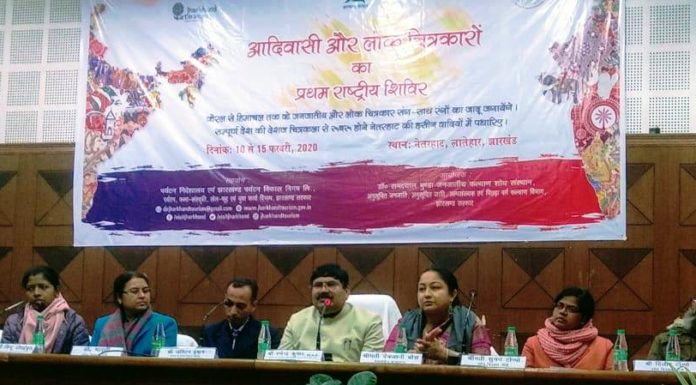 नेतरहाट में 10 से 15 फरवरी तक जनजातीय व लोक चित्रकला शिविर नेतरहाट में होने वाले कार्यक्रम के बारे में जानकारी देते रणेंद्र और अन्य
