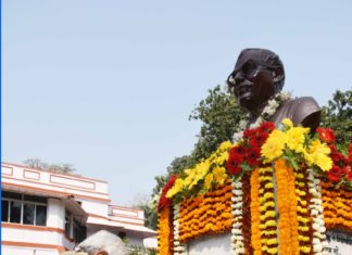 कर्पूरी ठाकुर की पुण्यतिथि पर नीतीश कुमार ने श्रद्धांजलि दी कर्पूरी ठाकुर की पुण्यतिथि के अवसर पर जननायक कर्पूरी ठाकुर स्मृति संग्रहालय में आयोजित समारोह में मुख्यमंत्री नीतीश कुमार शामिल हुए और श्रद्धांजलि दी