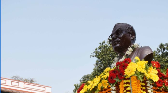 कर्पूरी ठाकुर की पुण्यतिथि पर नीतीश कुमार ने श्रद्धांजलि दी कर्पूरी ठाकुर की पुण्यतिथि के अवसर पर जननायक कर्पूरी ठाकुर स्मृति संग्रहालय में आयोजित समारोह में मुख्यमंत्री नीतीश कुमार शामिल हुए और श्रद्धांजलि दी