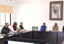 नीतीश का निर्देश- बिहार निवास में कर्मियों के आवास भी बनायें समीक्षा बैठक के दौरान प्रस्तुतीकरण देखते सीएम नीतीश कुमार