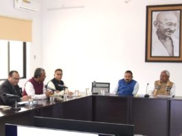 नीतीश का निर्देश- बिहार निवास में कर्मियों के आवास भी बनायें समीक्षा बैठक के दौरान प्रस्तुतीकरण देखते सीएम नीतीश कुमार