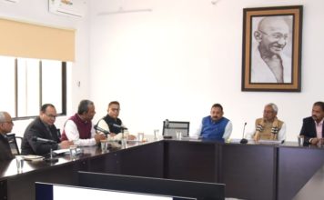 नीतीश का निर्देश- बिहार निवास में कर्मियों के आवास भी बनायें समीक्षा बैठक के दौरान प्रस्तुतीकरण देखते सीएम नीतीश कुमार