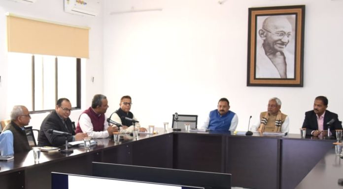 नीतीश का निर्देश- बिहार निवास में कर्मियों के आवास भी बनायें समीक्षा बैठक के दौरान प्रस्तुतीकरण देखते सीएम नीतीश कुमार