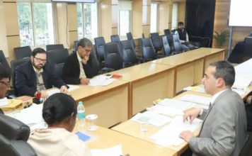 हेमंत सोरेन का निर्देश- फीस के अभाव में किसी की परीक्षा न छूटे मुख्यमंत्री हेमंत सोरेन ने झारखंड मंत्रालय में कई विभागों की समीक्षा की