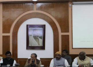 पीएम विशेष पैकेज की राशि से कांवरिया परिपथ का हो रहा विकास कला,संस्कृति, खेल व पर्यटन प्रक्षेत्र के लोगों के साथ बजट पूर्व परिचर्चा करते उपमुख्यमंत्री। साथ में कला- संस्कृति मंत्री प्रमोद कुमार व पर्यटन मंत्री कृष्ण कुमार ऋषिदेव।