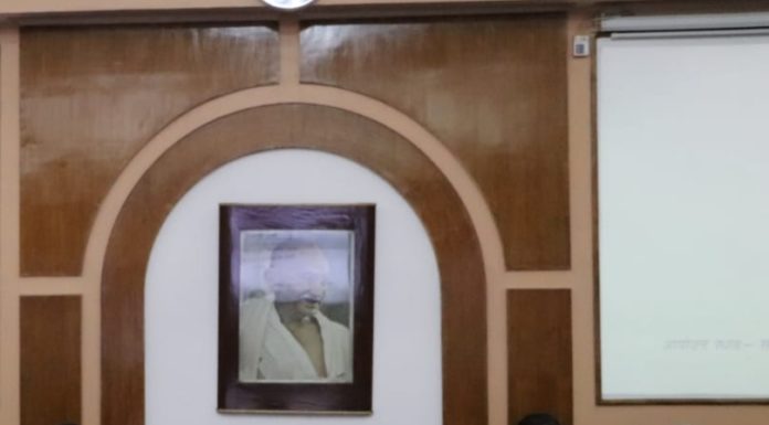 पीएम विशेष पैकेज की राशि से कांवरिया परिपथ का हो रहा विकास कला,संस्कृति, खेल व पर्यटन प्रक्षेत्र के लोगों के साथ बजट पूर्व परिचर्चा करते उपमुख्यमंत्री। साथ में कला- संस्कृति मंत्री प्रमोद कुमार व पर्यटन मंत्री कृष्ण कुमार ऋषिदेव।