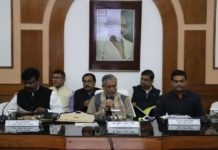 आनलाइन पंजीकृत 1.20 करोड़ किसानों के खाते में जा रही राशि मुख्य सचिवालय स्थित सभागार में आयोजित कृषि प्रक्षेत्र के लोगों के साथ बजट पूर्व परिचर्चा में उपमुख्यमंत्री।