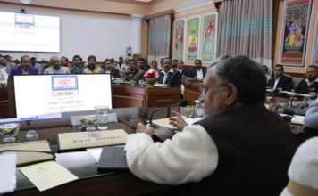 बिहार में निर्माण कार्यों पर हो रहा 31 हजार करोड़ से ज्यादा खर्च सचिवालय स्थित सभागार में संवेदकों के साथ बजट पूर्व चर्चा में बिहार के उपमुख्यमंत्री सुशील कुमार मोदी