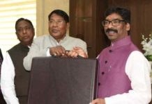 हेमंत सोरेन की सरकार बेरोजगारों के लिए वरदान, मिलेगा भत्ता बजट पेश करने पहुंचे वित्त मंत्री रामेश्वर उरांव और मुख्यमंत्री हेमंत सोरेन और आलमगीर आलम