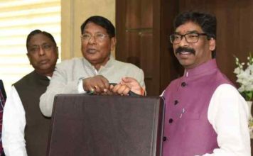 हेमंत सोरेन की सरकार बेरोजगारों के लिए वरदान, मिलेगा भत्ता बजट पेश करने पहुंचे वित्त मंत्री रामेश्वर उरांव और मुख्यमंत्री हेमंत सोरेन और आलमगीर आलम