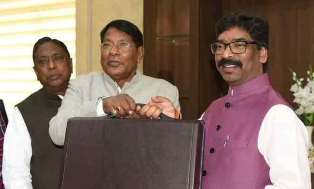 हेमंत सोरेन की सरकार बेरोजगारों के लिए वरदान, मिलेगा भत्ता बजट पेश करने पहुंचे वित्त मंत्री रामेश्वर उरांव और मुख्यमंत्री हेमंत सोरेन और आलमगीर आलम