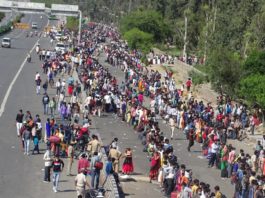 मौत के साथ गिद्ध भी आते हैं, ऐसे ‘गिद्धों’ की संक्षिप्त कहानी मौत के साथ गिद्ध भी तो आएंगे ही, ऐसे ‘गिद्धों’ की पेश है संक्षिप्त कहानी। Covid-19 के लिए घोषित राहत पैकेज पर ऐसे ‘गिद्धों’ की नजर जरूर होगी। प्रतीकात्मक तस्वीर