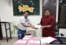 क्वारंटाइन सेंटर के लिए बोकारो में पांच स्कूलों का अधिग्रहण क्वारंटाइन सेंटर बनाने के लिए प्रशासन ने बोकारो में पांच स्कूलों का अधिग्रहण किया है। देव प्एरकाश राय से एक लाख की सहयोग राशि का चेक ग्रहण करते उपायुक्त मुकेश कुमार