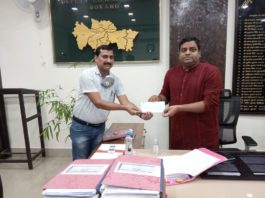 क्वारंटाइन सेंटर के लिए बोकारो में पांच स्कूलों का अधिग्रहण क्वारंटाइन सेंटर बनाने के लिए प्रशासन ने बोकारो में पांच स्कूलों का अधिग्रहण किया है। देव प्एरकाश राय से एक लाख की सहयोग राशि का चेक ग्रहण करते उपायुक्त मुकेश कुमार