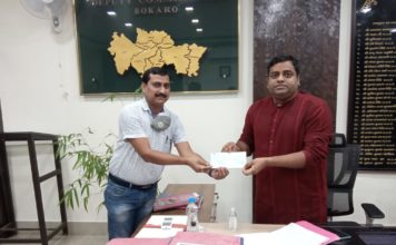 क्वारंटाइन सेंटर के लिए बोकारो में पांच स्कूलों का अधिग्रहण क्वारंटाइन सेंटर बनाने के लिए प्रशासन ने बोकारो में पांच स्कूलों का अधिग्रहण किया है। देव प्एरकाश राय से एक लाख की सहयोग राशि का चेक ग्रहण करते उपायुक्त मुकेश कुमार