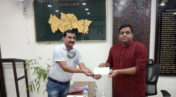 क्वारंटाइन सेंटर के लिए बोकारो में पांच स्कूलों का अधिग्रहण क्वारंटाइन सेंटर बनाने के लिए प्रशासन ने बोकारो में पांच स्कूलों का अधिग्रहण किया है। देव प्एरकाश राय से एक लाख की सहयोग राशि का चेक ग्रहण करते उपायुक्त मुकेश कुमार