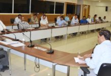 झारखंड के जो लोग जहां हैं, वहीं रहेंगे, मिलेंगी सभी सुविधाएं झारखंड के जो लोग जहां हैं, वहीं रहेंगे। उन्हें सभी सुविधाएं राज्य सरकार मुहैया कराएगी। मुख्य सचिव डीके तिवारी ने यह आश्वासन दिया है। कोरोना वायरस की महामारी को लेकर लॉकडाउन के बाद की स्थिति की मुख्य सचिव डॉ. डीके तिवारी की अध्यक्षता में झारखंड मंत्रालय में उच्चस्तरीय समीक्षा बैठक हुई।