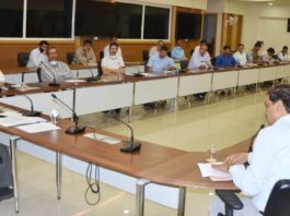 झारखंड के जो लोग जहां हैं, वहीं रहेंगे, मिलेंगी सभी सुविधाएं झारखंड के जो लोग जहां हैं, वहीं रहेंगे। उन्हें सभी सुविधाएं राज्य सरकार मुहैया कराएगी। मुख्य सचिव डीके तिवारी ने यह आश्वासन दिया है। कोरोना वायरस की महामारी को लेकर लॉकडाउन के बाद की स्थिति की मुख्य सचिव डॉ. डीके तिवारी की अध्यक्षता में झारखंड मंत्रालय में उच्चस्तरीय समीक्षा बैठक हुई।