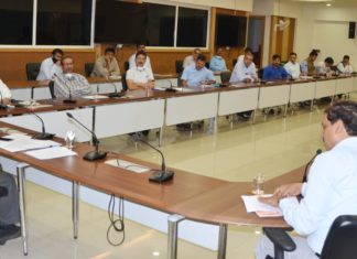 झारखंड के जो लोग जहां हैं, वहीं रहेंगे, मिलेंगी सभी सुविधाएं झारखंड के जो लोग जहां हैं, वहीं रहेंगे। उन्हें सभी सुविधाएं राज्य सरकार मुहैया कराएगी। मुख्य सचिव डीके तिवारी ने यह आश्वासन दिया है। कोरोना वायरस की महामारी को लेकर लॉकडाउन के बाद की स्थिति की मुख्य सचिव डॉ. डीके तिवारी की अध्यक्षता में झारखंड मंत्रालय में उच्चस्तरीय समीक्षा बैठक हुई।