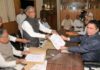 बिहार में राज्यसभा के सभी उम्मीदवार निर्विरोध जीतेंगे दूसरी बार राज्यसभा जाने के लिए उम्मीदवारी का पर्चा दाखिल करते हरिवंश