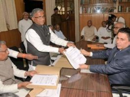 बिहार में राज्यसभा के सभी उम्मीदवार निर्विरोध जीतेंगे दूसरी बार राज्यसभा जाने के लिए उम्मीदवारी का पर्चा दाखिल करते हरिवंश