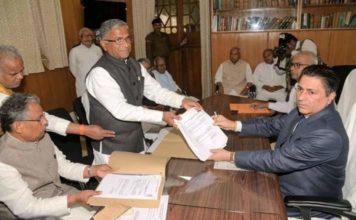 बिहार में राज्यसभा के सभी उम्मीदवार निर्विरोध जीतेंगे दूसरी बार राज्यसभा जाने के लिए उम्मीदवारी का पर्चा दाखिल करते हरिवंश