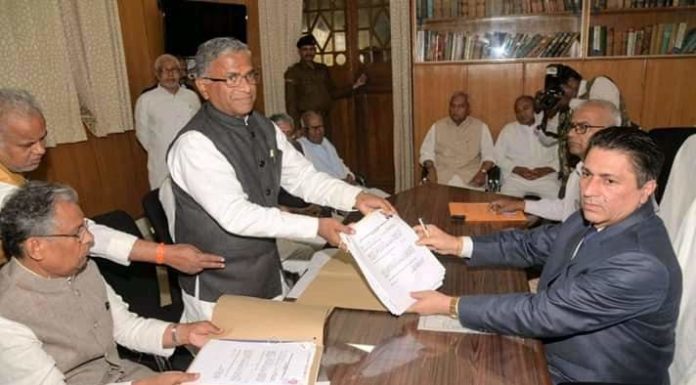 बिहार में राज्यसभा के सभी उम्मीदवार निर्विरोध जीतेंगे दूसरी बार राज्यसभा जाने के लिए उम्मीदवारी का पर्चा दाखिल करते हरिवंश