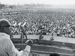 लोकतंत्र के सामने छाए अंधेरे के खिलाफ एक दीया है- 18 मार्च! लोकतंत्र की रक्षा के लिए 1974 में छात्र आंदोलन के दौरान अपार भीड़ को संबोधित करते जयप्रकाश नारायण