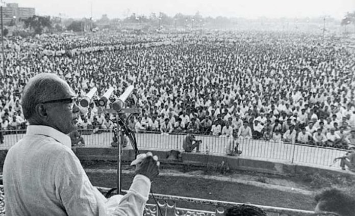 लोकतंत्र की रक्षा के लिए 1974 में छात्र आंदोलन के दौरान अपार भीड़ को संबोधित करते जयप्रकाश नारायण