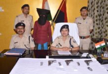 बिहार के मुंगेर में आर्म्स सप्लायर गिरफ्तार, 3 पिस्टल बरामद बिहार के मुंगेर में गिरफ्तार आर्म्स सप्लायर और उसके पास से बरामद हथियार के साथ एसपी लिपि सिंह