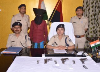 बिहार के मुंगेर में आर्म्स सप्लायर गिरफ्तार, 3 पिस्टल बरामद बिहार के मुंगेर में गिरफ्तार आर्म्स सप्लायर और उसके पास से बरामद हथियार के साथ एसपी लिपि सिंह