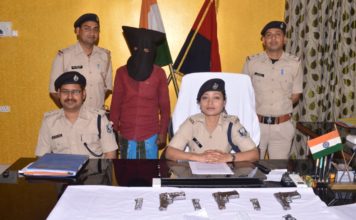 बिहार के मुंगेर में आर्म्स सप्लायर गिरफ्तार, 3 पिस्टल बरामद बिहार के मुंगेर में गिरफ्तार आर्म्स सप्लायर और उसके पास से बरामद हथियार के साथ एसपी लिपि सिंह