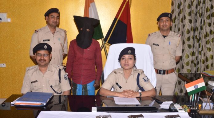 बिहार के मुंगेर में आर्म्स सप्लायर गिरफ्तार, 3 पिस्टल बरामद बिहार के मुंगेर में गिरफ्तार आर्म्स सप्लायर और उसके पास से बरामद हथियार के साथ एसपी लिपि सिंह