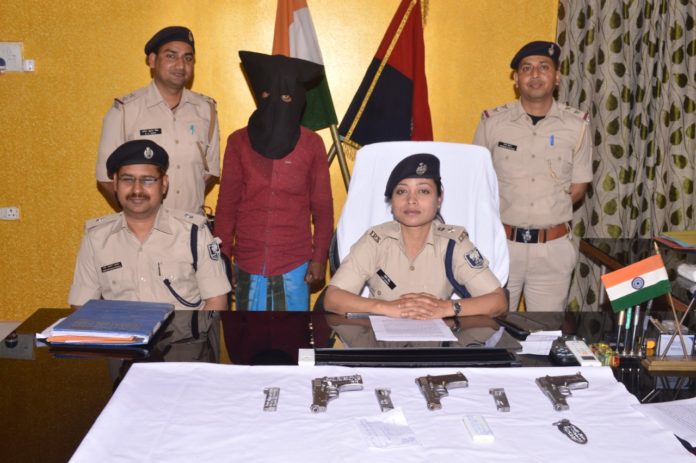 बिहार के मुंगेर में गिरफ्तार आर्म्स सप्लायर और उसके पास से बरामद हथियार के साथ एसपी लिपि सिंह