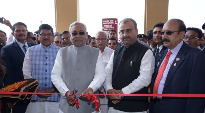 नीतीश कुमार की दो टूक- हम वोट के चक्कर में नहीं रहते नीतीश कुमार ने मधेपुरा में कर्पूरी ठाकुर के नाम पर बने मेडिकल कालेज एवं अस्पताल का उद्घाटन किया